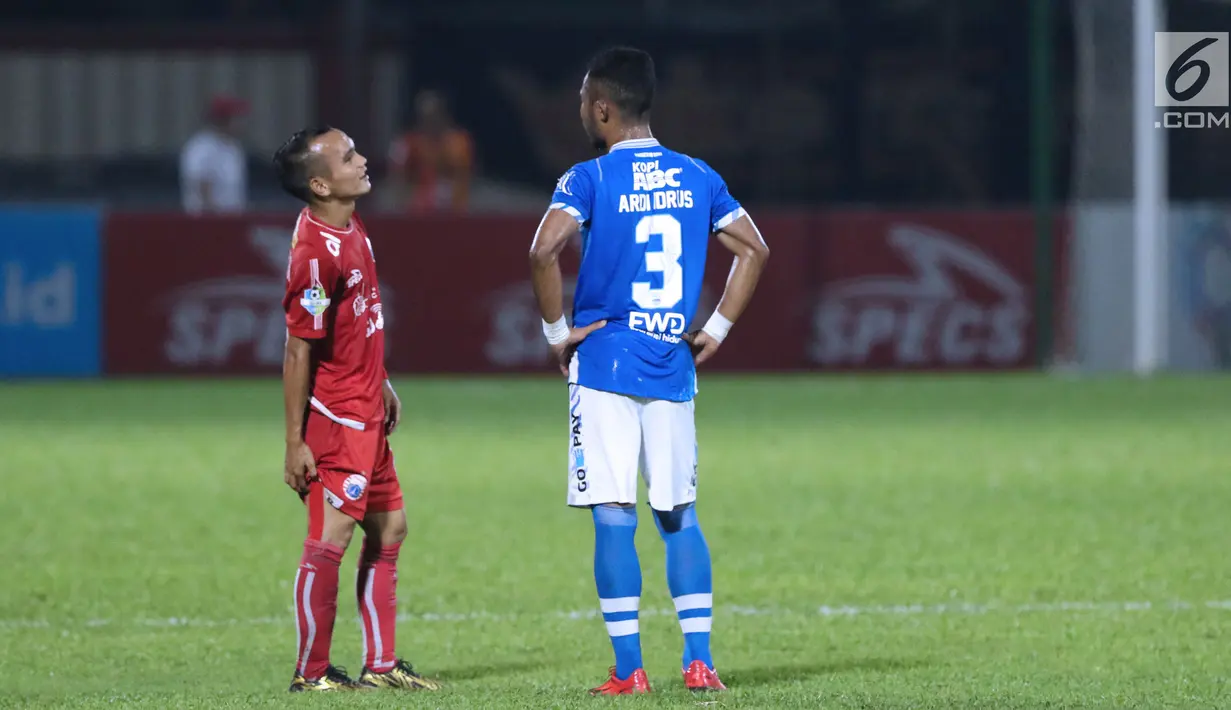 Pemain sayap Persija, Riko Simanjuntak (kiri) berbincang dengan bek Persib Ardi Idrus saat laga lanjutan Go-Jek Liga 1 Indonesia 2018 bersama Bukalapak di Lapangan PTIK, Jakarta, Sabtu (30/6). (Liputan6.com/Helmi Fithriansyah)