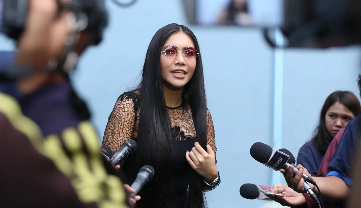 Bukan hanya pada dirinya, namun ternyata akun tersebut juga pernah berkomentar serupa di akun selebriti lainnya. Hal ini diketahui Denada dari netizen yang mengirimkan bukti lewat pesan di Instagram. (Nurwahyunan/Bintang.com)