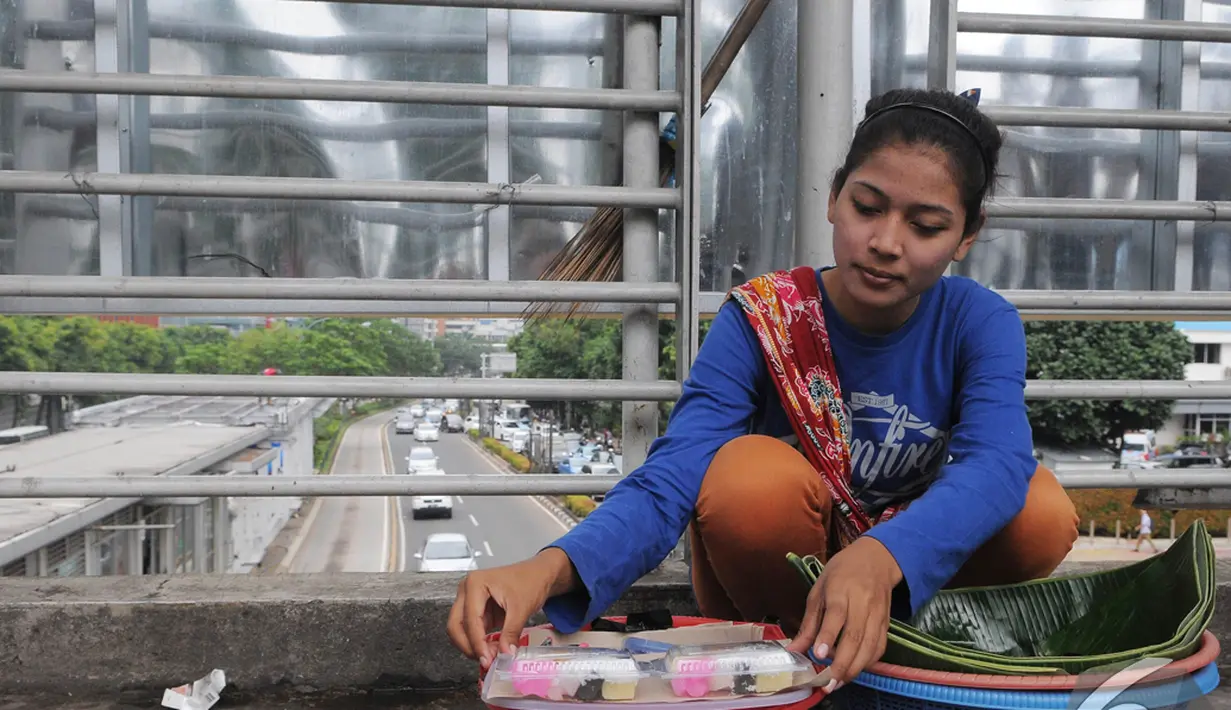 Nama Ninih si penjual getuk cantik menjadi terkenal beberapa pekan terakhir. Foto diambil pada Selasa (9/12/2014). (Liputan6.com/Herman Zakharia)