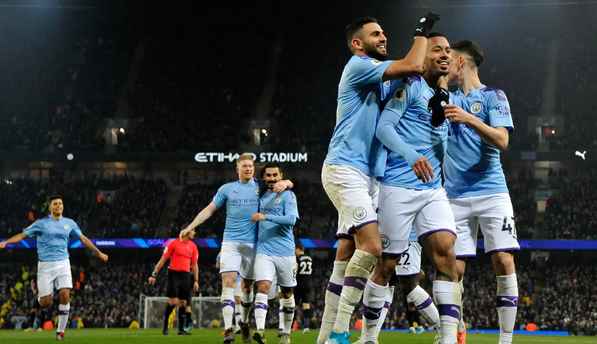 Pemain Manchester City Gabriel Jesus (kanan kedua) merayakan dengan rekan setimnya setelah mencetak gol ke gawang Everton pada pertandingan lanjutan Liga Inggris di Etihad Stadium, Manchester, Inggris, Rabu (1/1/2020). Dua gol Gabriel Jesus membawa Manchester City menang 2-1. (AP Photo/Rui Vieira)