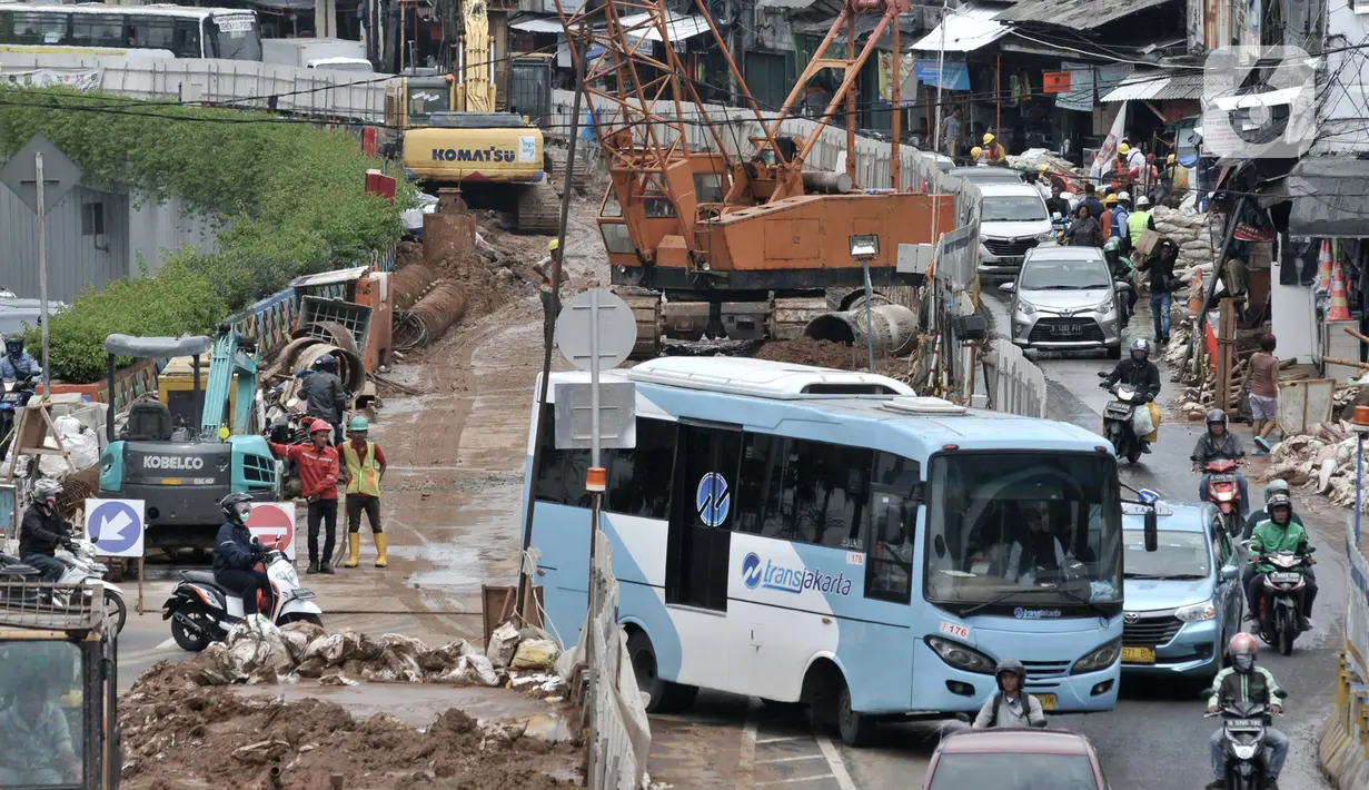 Sejumlah kendaraan terjebak kemacetan saat melintasi proyek Underpass Senen Extension di simpang Senen, Jakarta, Senin (3/2/2020). Penyempitan jalan karena adanya proyek underpass tersebut menyebabkan kemacetan kendaraan meski telah dilakukan rekayasa lalu lintas. (merdeka.com/Iqbal Nugroho)