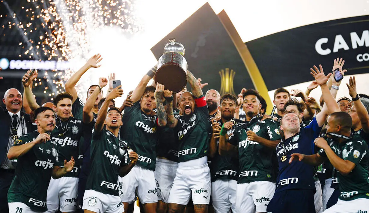 Pemain Palmeiras melakukan selebrasi usai menjuarai Copa Libertadores di Stadion Maracana, Minggu (31/1/2021). Palmeiras menang 1-0 atas Santos. (Mauro Pimentel/Pool via AP)