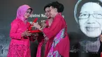 Ibunda Presiden Joko Widodo, Sudjiatmi Notomiharjo (kiri) saat menerima penghargaan Perempuan Tangguh Award 2018 dari Ketua Dewan Penasehat Perempuan PERTIWI, Mooryati Soedibyo di Rumah Pertiwi, Jakarta, Sabtu (22/12). (Liputan6.com/Helmi Fithriansyah)