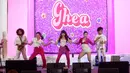 Dengan gaya ala idol Korea, Ghea tampil dengan busana merah muda dan fuschia. Penampilan Ghea di panggung Fimela Day pun begitu menghibur dengan aksi panggungnya. [Foto: Adrian putra/Fimela]