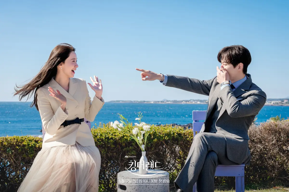 YoonA dan Lee Junho di balik layar drakor King the Land. (JTBC via Soompi)