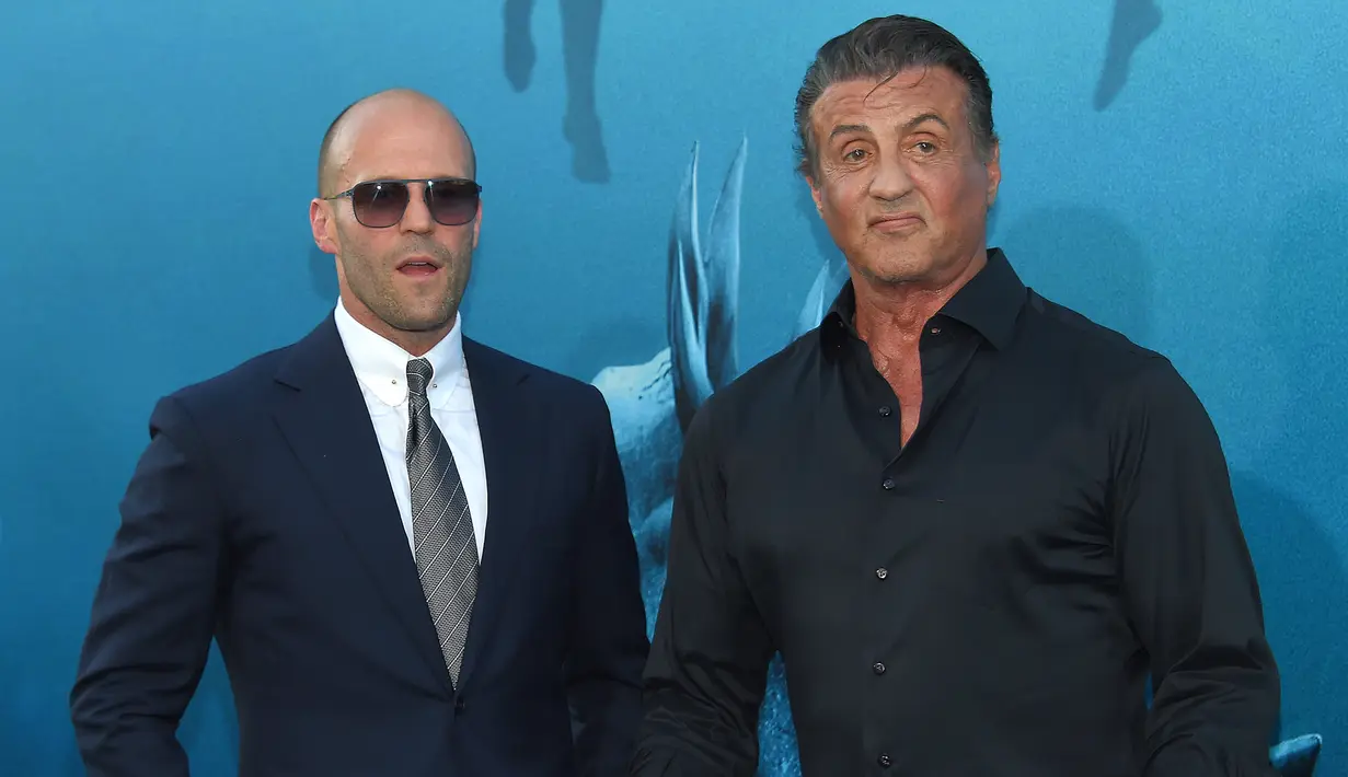 Aktor Jason Statham dan Sylvester Stallone berpose saat menghadiri pemutaran perdana Warner Brothers Pictures "The Meg" di Los Angeles, California, (6/8). The Meg dijadwalkan akan dirilis di AS-China 10 Agustus 2018. (AFP Photo/Lisa O'Connor)