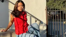 Cinta mengungkapkan rasa rindunya kepada sang ibunda. Saking kangennya, Cinta sampai merombak pakaiannya dengan lagu favoritnya. Astrid pun memberi respons di kolom komentar, bahwa putri sulungnya itu makin mirip dirinya ketika muda. (Liputan6.com/IG/@cintakuya)