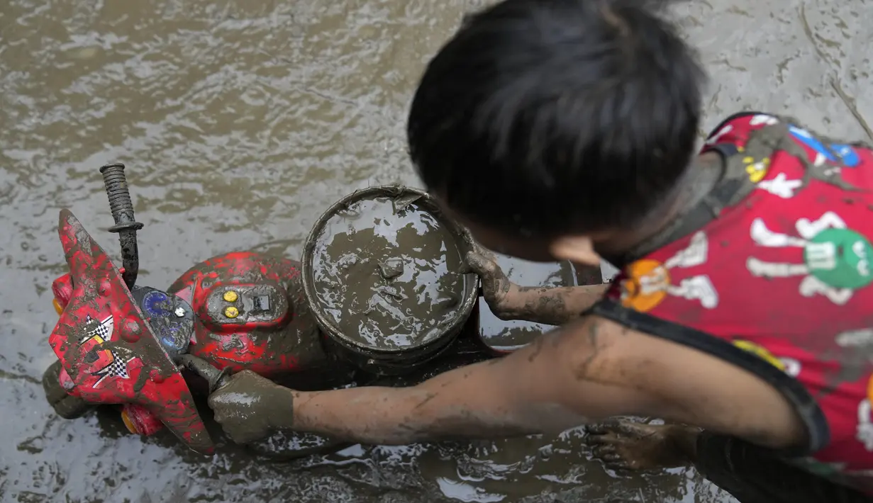 Sedikitnya 14 orang tewas di Filipina utara setelah badai tropis menghantam wilayah tersebut dengan angin kencang dan hujan lebat yang menyebabkan banyak laporan banjir dan tanah longsor. (AP Photo/Aaron Favila)