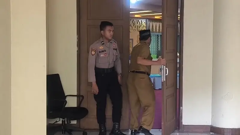 Polisi menjaga ketat penggeledahan yang dilakukan penyidik di Sekretariat DPRD Riau untuk mencari bukti tambahan korupsi SPPD.