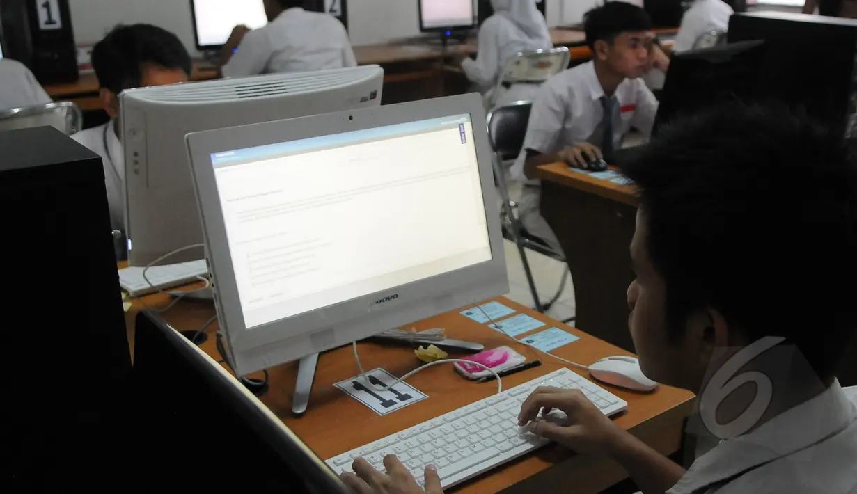 Siswa SMKN Budi Utomo mengerjakan soal Ujian Nasional (UN) berbasis komputer di Jakarta, Senin (13/4/2015). Hari ini hingga Rabu (15/4), sejumlah SMA/sederajat melaksanakan UN dengan lembar soal maupun berbasis komputer. (Liputan6.com/Herman Zakharia)