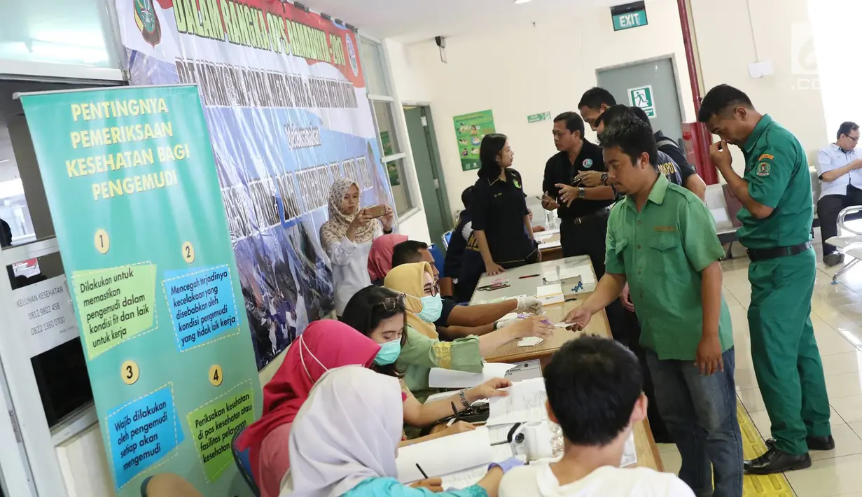 Sopir bus Antar Kota Antar Provinsi (AKAP) mendaftar untuk mengikuti tes urine dan kesehatan di Terminal Pulo Gebang, Jakarta, Kamis (22/6). Tes ini bertujuan memberikan rasa aman kepada penumpang selama perjalanan mudik. (Liputan6.com/Immanuel Antonius)