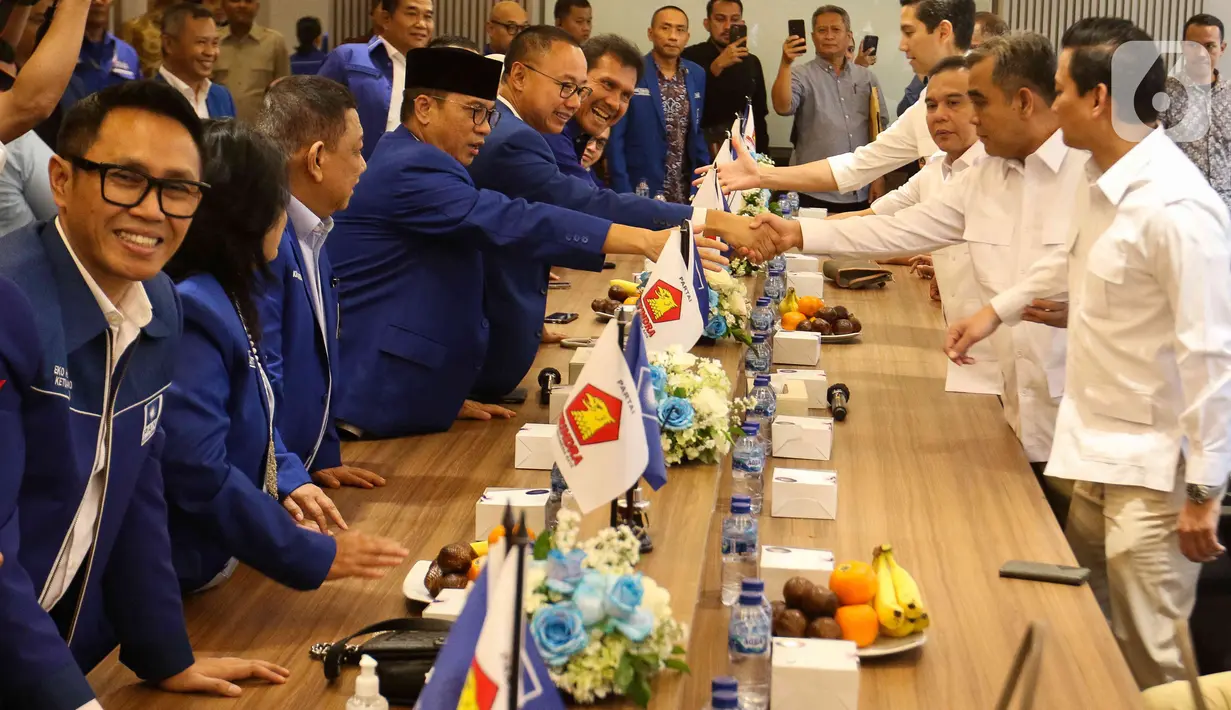 Saat tiba di lokasi, mereka lebih dulu berswafoto bersama-sama di depan pintu masuk kantor DPP PAN. (Liputan6.com/Herman Zakharia)