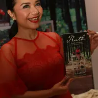 Ruth Sahanaya luncurkan buku biografi. (foto: Faisal R. Syam)