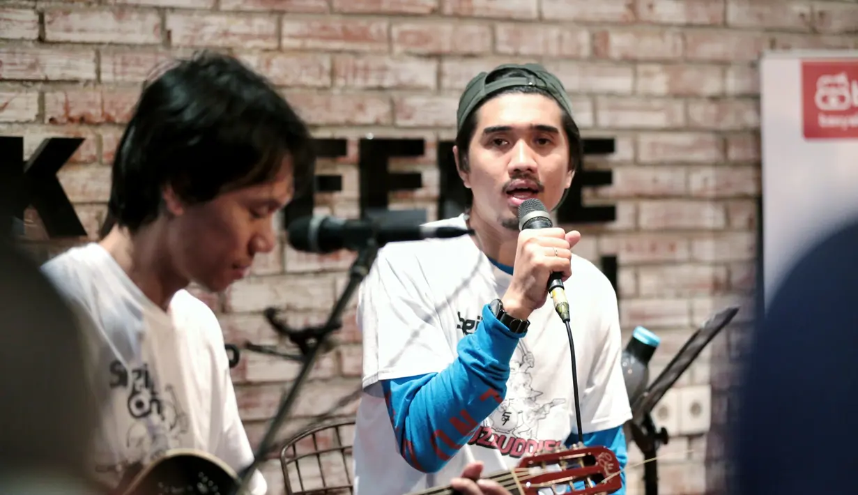 "Karena untuk workshop album baru kan butuh waktu yang tenang, yang enggak dikejar target. Jadi karena masih banyak respon positif dari masyarakat (album Musim Yang Baik), itu mau enggak mau membagi konsentrasi," ucap Duta. (Adrian Putra/Bintang.com)