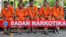 Sejumlah tersangka dihadirkan dalam pemusnahan barang bukti sabu asal Malaysia di BNN, Jakarta, Kamis (14/9). BNN memusnahkan 39,96 kilogram sabu hasil dari penangkapan jaringan internasional sindikat narkotika Aceh - Malaysia (Liputan6.com/Faizal Fanani)