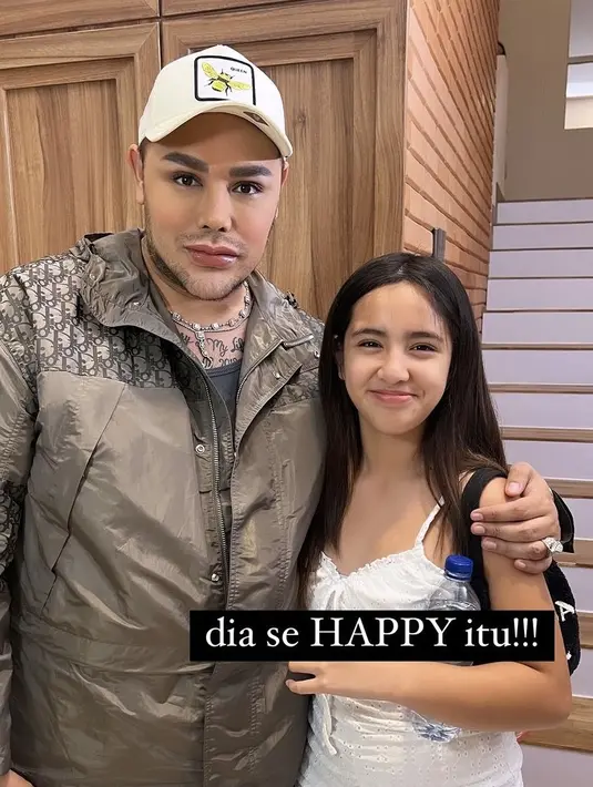 <p>Mikhayla berfoto bersama Ivan Gunawan, dalam ekspresinya ia pun tampak bahagia. [@ramadhaniabakrie]</p>