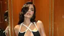 <p>Kylie Jenner kembali ke Paris Fashion Week untuk menonton pertunjukkan Schiaparelli Spring Summer 2025 Show. Bintang muda itu, yang telah menjadi bagian tetap acara tersebut selama masa jabatan direktur kreatif Daniel Roseberry. [@kyliejenner].</p>
