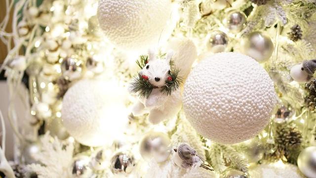 Sambut Natal, Ini 7 Potret Dekorasi Rumah Sandra Dewi Bertema White Christmas.