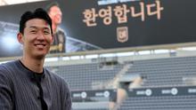 Son Heung-min dari Los Angeles Football Club berbicara dalam sebuah wawancara setelah diperkenalkan dalam konferensi pers di Stadion BMO pada 6 Agustus 2025 di Los Angeles, California. (Kevork Djansezian/Getty Images via AFP)