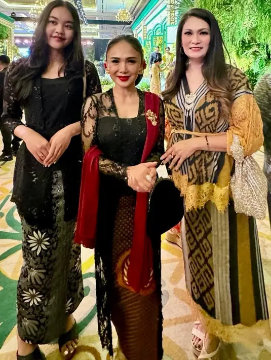 Yuni Shara tampil bak perempuan Jawa dengan kebaya kutubaru hitam dan kain Batik cokelat gelap. Dipadu dengan seledang merah dan rambut sanggul tekuk yang khas [@vira.mam]