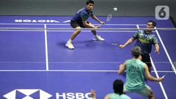 Bertanding di depan pendukung sendiri, Sabar Karyaman Gutama/Moh Reza Pahlevi Isfahani berhasil memastikan satu tempat di final Indonesia Open 2025. (Liputan6.com/Helmi Fithriansyah)