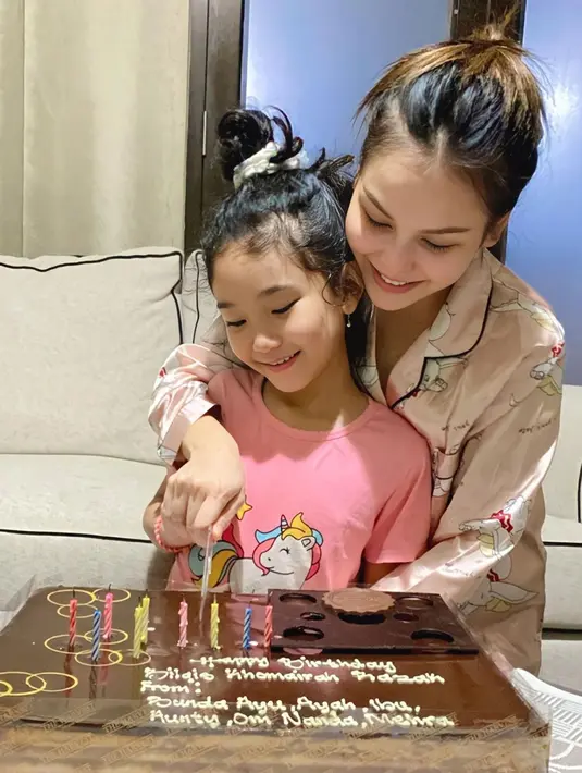 Selain mengucapkan selamat, Ayu Ting Ting mengaku kalau tak terasa kini Bilqis jadi anak gadis yang makin cantik sekaligus manis. Ia pun menuliskan pesan haru yang mengungkapkan jika selama ini Bilqis adalah salah satu sumber kekuatan dan semangatnya dalam bekerja.(Liputan6.com/IG/@ayutingting92)