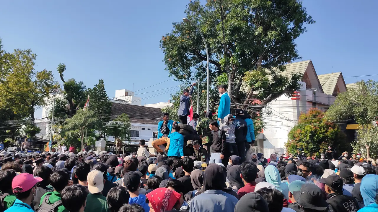 Demo 11 April di Cirebon Ricuh, Petugas hingga Mahasiswa Terluka