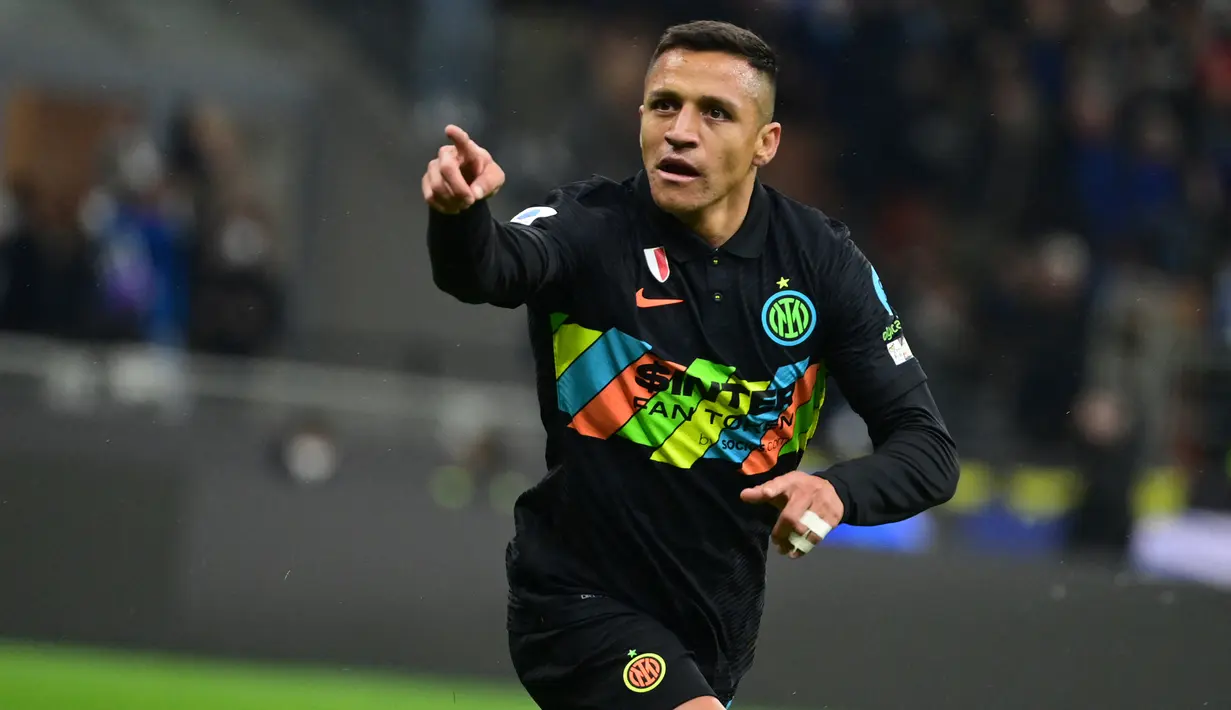 Alexis Sanchez. Striker Cile berusia 33 tahun ini didatangkan Inter Milan secara gratis pada awal musim 2020/2021 dari Manchester United setelah sempat berstatus pinjaman selama 1 musim. Ia terikat kontrak hingga Juni 2023 dan hingga kini telah tampil dalam 108 laga di semua ajang bersama Nerazzurri dengan torehan 20 gol dan 23 assist. (AFP/Miguel Medina)