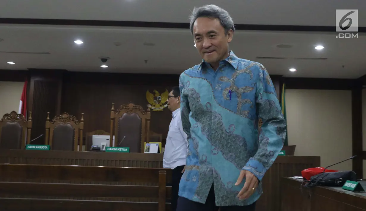 Terdakwa suap kepada mantan panitera PN Jakarta Pusat, Edy Nasution jelang menjalani sidang pembacaan putusan di Pengadilan Tipikor, Jakarta, Rabu (6/3). Eddy dijatuhi hukuman 4 tahun penjara dan denda Rp200 juta. (Liputan6.com/Helmi Fithriansyah)