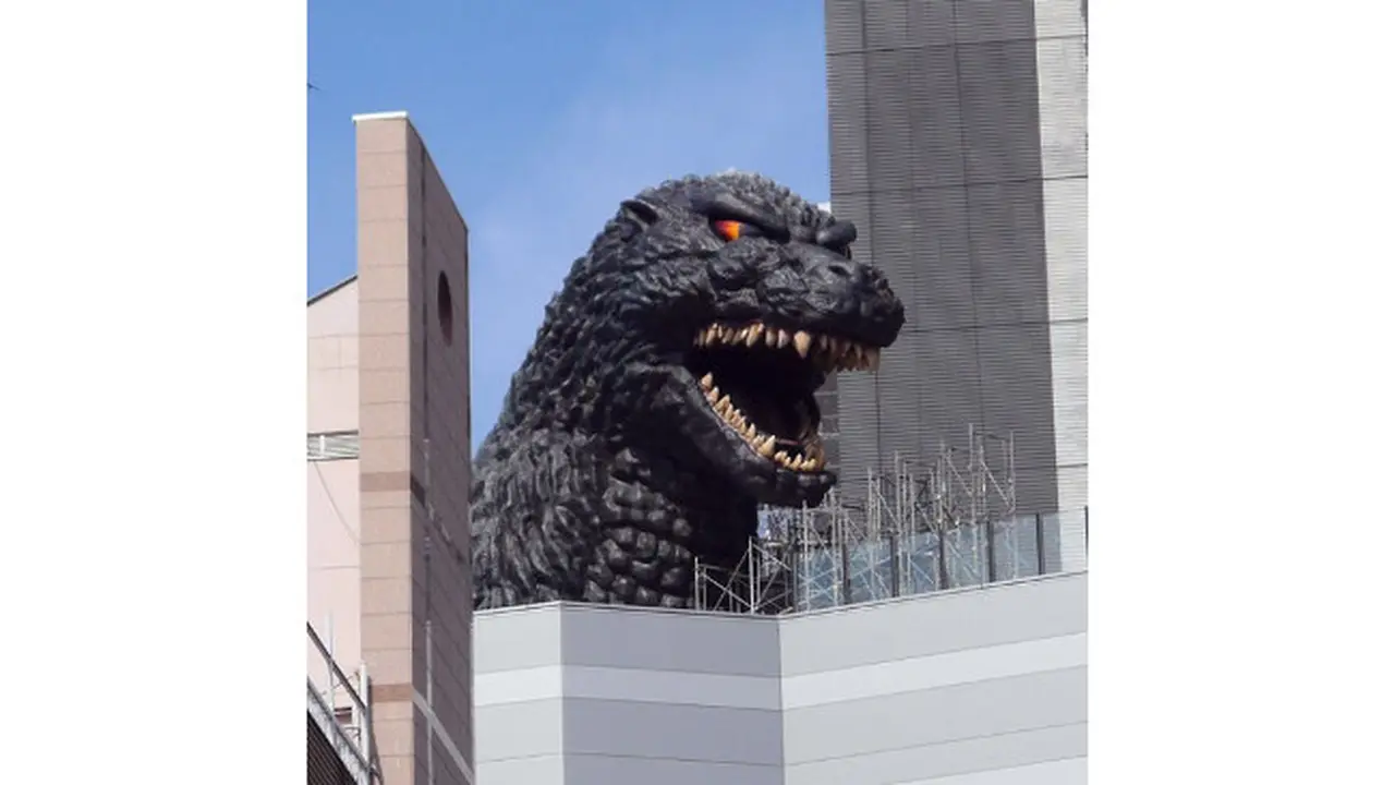 Berani Menginap di Hotel Unik yang Dihuni Godzilla?