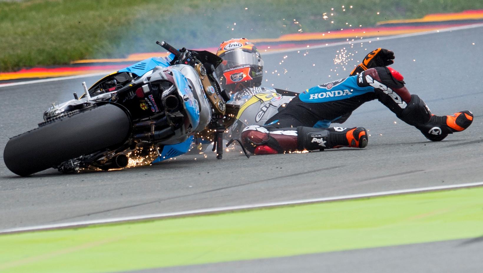Pebalap Estrella Galicia 0,0 Marc VDS, Tito Rabat, terjatuh saat latihan bebas kedua Moto GP Jerman di Sirkuit Sachsenring, Jerman, (15/7/2016). (AFP/Robert Michael)