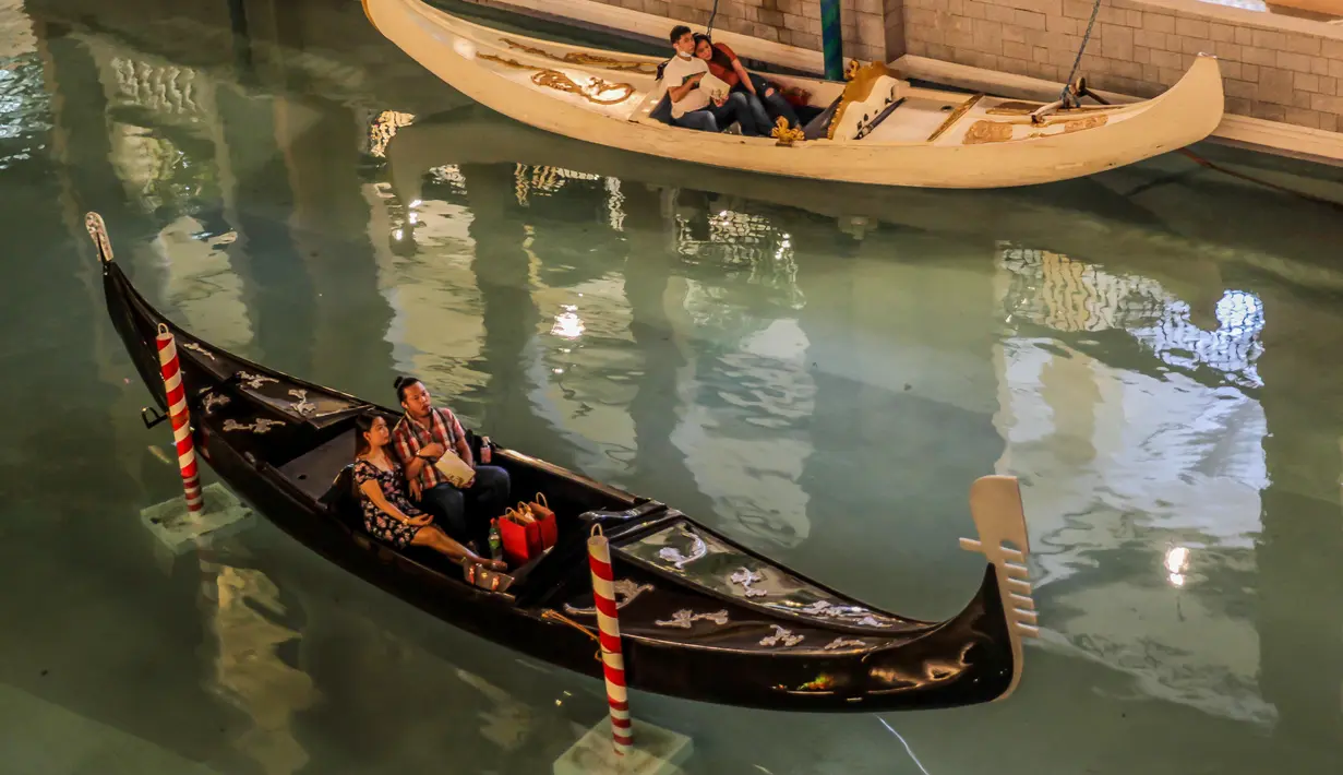Para pengunjung yang berada di atas gondola menonton sebuah film di "bioskop terapung" di Manila, Filipina (6/12/2020). Bioskop terapung dibuka di sebuah mal setempat saat bioskop indoor di seluruh wilayah Filipina masih ditutup akibat pandemi COVID-19. (Xinhua/Rouelle Umali)