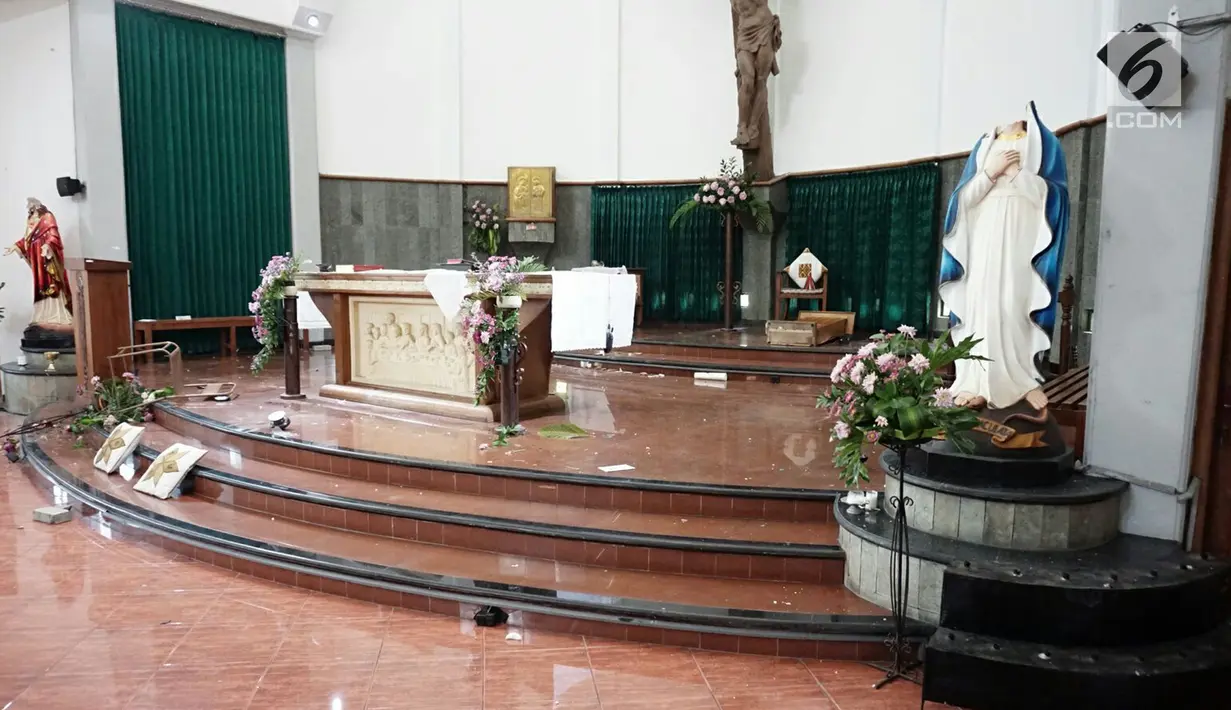 Kerusakan akibat penyerangan nampak di Gereja Santa Lidwina Bedog, Trihanggo, Sleman, Yogyakarta, Minggu (11/2). Penyerangan dilakukan oleh orang tak dikenal. (Liputan6.com/Arya Manggala)