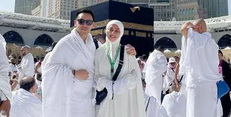 Penyanyi dangdut Jenita Janet membagikan momen melaksanakan ibadah umrah bersama suami.Tidak hanya berdua, tapi juga bersama beberapa keluarganya. Penyanyi kelahiran Bandung berusia 35 tahun itu mengungkapkan menangis haru akhirnya bisa mencium hajar aswad. [Instagram/jenitajanet]