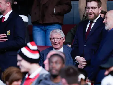 Pelatih legendaris Setan Merah, Sir Alex Ferguson, tampak tersenyum melihat Manchester United sukses melaju ke final Liga Europa 2024/2025 usai mengandaskan Athletic Bilbao dalam laga leg kedua semifinal yang dihelat di Old Trafford, Jumat (9/5/2025) dini hari WIB. (AP Photo/Dave Thompson)