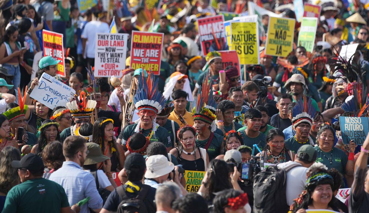 Suku-suku asli melakukan demonstrasi dalam aksi protes di tengah-tengah perhelatan Konferensi Tingkat Tinggi Perubahan Iklim PBB (COP30), di Belem, Brasil, Senin 17 November 2025. Ratusan orang dari suku-suku asli dan komunitas adat melakukan aksi unjuk rasa di tengah-tengah perhelatan Konferensi Tingkat Tinggi Perubahan Iklim PBB (COP30), di Belem, Brasil, Senin 17 November 2025. (AP Photo/Andre Penner)