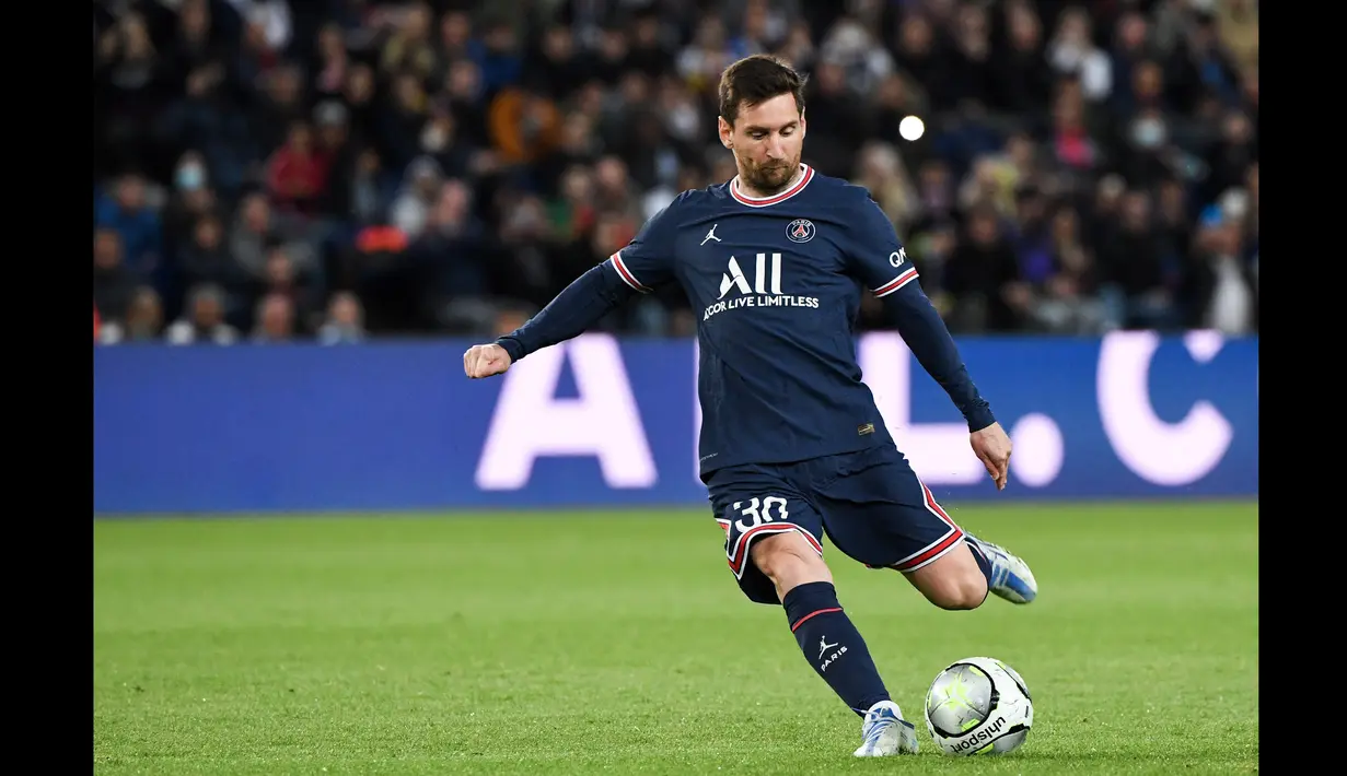 <p>Gol indah dari tendangan melengkung Messi ke gawang Lens dalam pertandingan ini menghantarkan PSG merebut gelar juara Liga Prancis musim 2021/2022 dari tangan Lille. (AFP/Alain Jocard)</p>