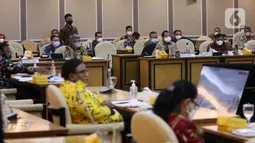 Mendagri Tito Karnavian saat rapat kerja bersama Pansus RUU Perubahan Kedua atas UU Nomor 21 Tahun 2001 tentang Otonomi Khusus bagi Provinsi Papua, Kompleks Parlemen, Jakarta, Kamis (8/4/2021). Rapat mendengar penjelasan pemerintah, pengesahan jadwal Pansus dan mekanisme. (Liputan6.com/Angga Yuniar)