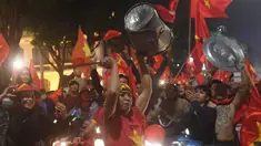 Sejumlah warga konvoi merayakan keberhasilan Vietnam mengalahkan Qatar pada semifinal Piala AFC U-23 di Hanoi, Rabu (23/1/2018). Vietnam berhasil lolos ke final untuk menantang pemenang antara Uzbekistan dan Korea Selatan. (AFP/Hoang Dinh Nam)
