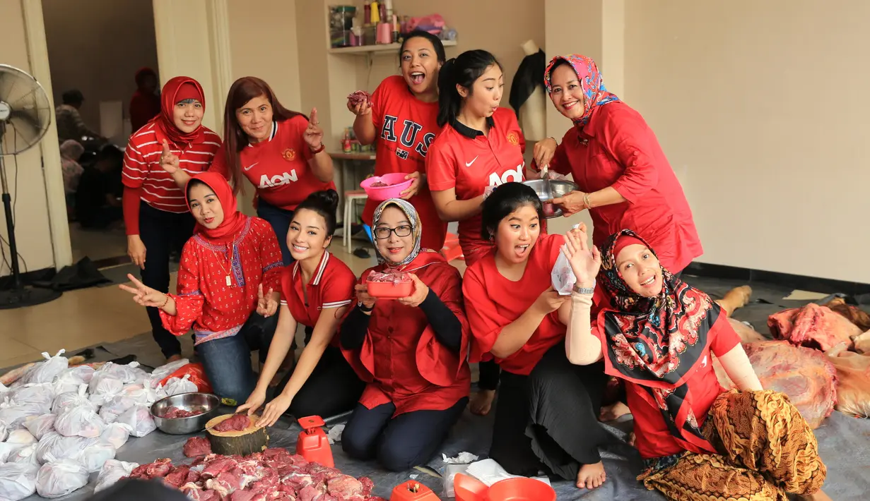 “Alhamdulillah di tahun ini masih diberi kesempatan diberi rejeki untuk melakukan kurban bersama keluarga besar aku,” kata Nikita Willy. (Adrian Putra/Bintang.com)