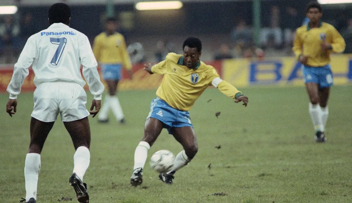 Pele dianggap sebagai salah satu pesepak bola terbaik sepanjang masa. Dia menjadi satu-satunya sosok yang bisa memenangkan tiga gelar juara Piala Dunia. Pele punya catatan 97 caps untuk Timnas Brasil. Sebanyak 77 gol berhasil ia lesakkan selama bermain untuk Selecao. (AFP/Gerard Malie)