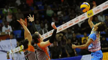 Pevoli putri Jakarta PGN Popsivo, Ayu Cahyaning (kanan) melakukan smash saat berlaga melawan Jakarta BNI 46 di putaran kedua Pertamina Proliga 2015 di Hall A Senayan, Jakarta, Minggu (21/3/2015). (Liputan6.com/Helmi Fithriansyah)