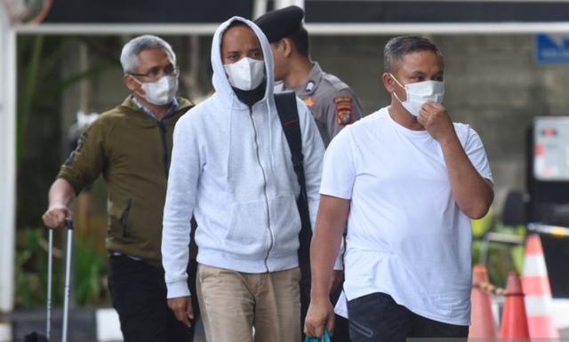 Pakai Masker dan Bawa Tas Jinjing, Begini Penampakan Gubernur Riau Saat Tiba di KPK