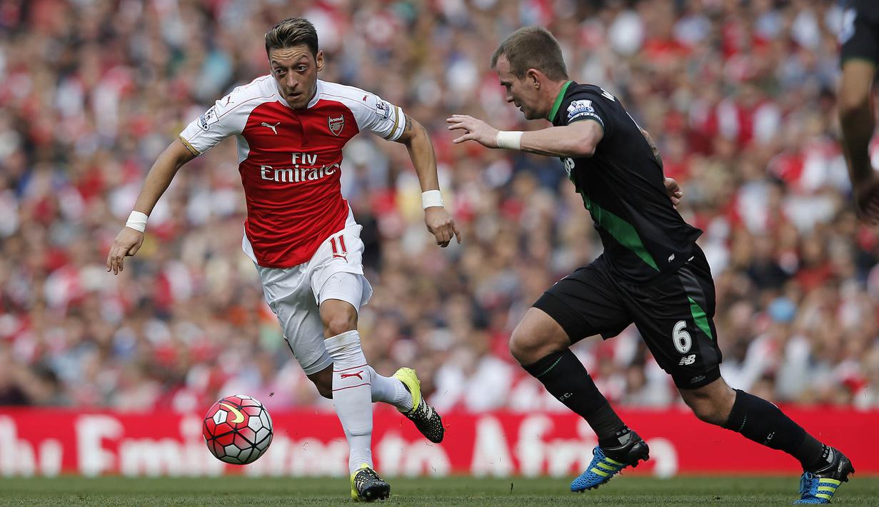 Bersama Los Galacticos, Mesut Ozil berhasil menorehkan assist sebanyak 69 kali dalam tiga musim. (AFP Photo/Adrian Dennis)