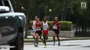Pelari Indonesia Agus Prayogo bersama pelari lainnya saat mengikuti trek maraton SEA Games XXIX di Putra Jaya, Kuala Lumpur, Malaysia, Sabtu (19/8). Agus mencatatkan waktu 2 jam 31 menit 19 detik. (Liputan6.com/Faizal Fanani)