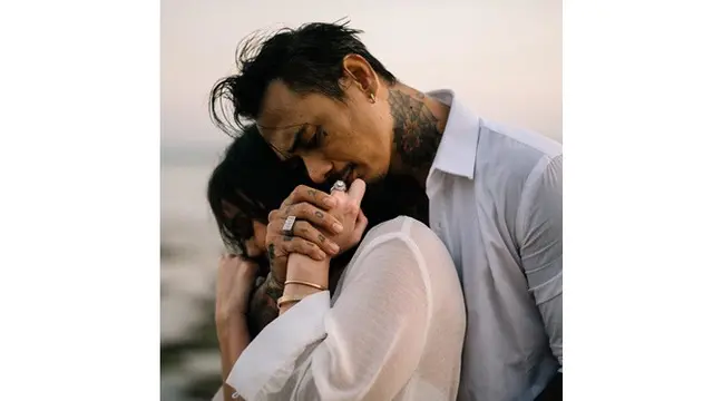 7 Potret Prewedding Jerinx SID dan Nora Alexandra, Mesra di Pantai