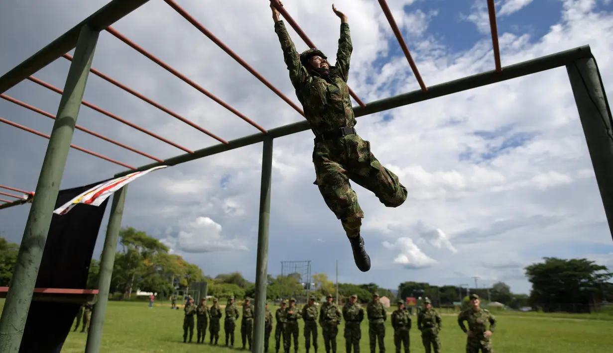 Perekrutan wanita itu merupakan bagian dari upaya untuk memperkuat peran perempuan dalam jajarannya. Melihat Tentara Wanita Kolombia Latihan Militer. (AFP/Raul Arboleda)