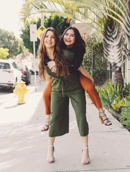 "Kerja doang, makanya pulang nggak bawa apa-apa nih. Emang nggak ada waktu untuk apa-apa, bahkan untuk istirahat pun nggak ada, setiap hari ada kegiatan. Jadi ya nggak jalan-jalan deh," tuturnya. (Foto: instagram.com/prillylatuconsina96)