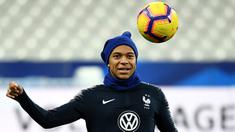 Striker Prancis, Kylian Mbappe, mengontrol bola saat mengikuti sesi latihan di Stade De France, Paris, Minggu (19/11/2018). Prancis akan mejalani laga persahabatan melawan Uruguay. (AFP/Franck Fife)