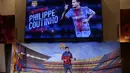 Gelandang baru Barcelona, Philippe Coutinho, diperkenalkan kepada publik di Barcelona, Minggu (7/1/2018). Pemain asal Brasil ini resmi didatangkan dari Liverpool dengan harga 160 juta euro. (AFP/Josep Lago)